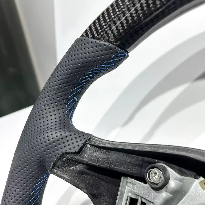Volante Golf MK4 Fibra de Carbono/Cuero Perforado