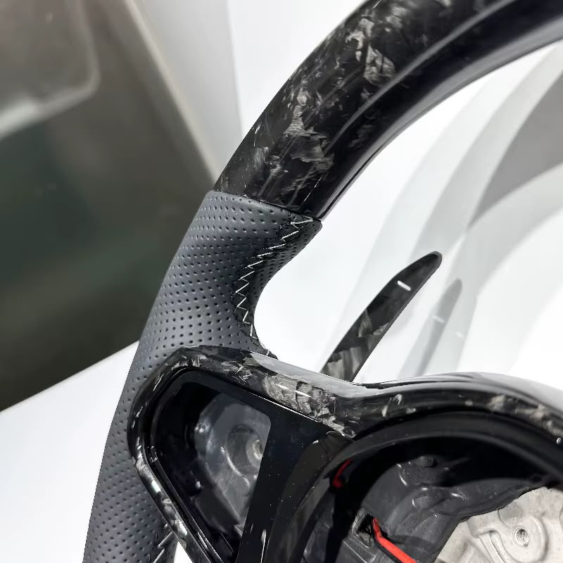 Volante BMW G3X/G8X LCI Fibra Forjada/Cuero perforado