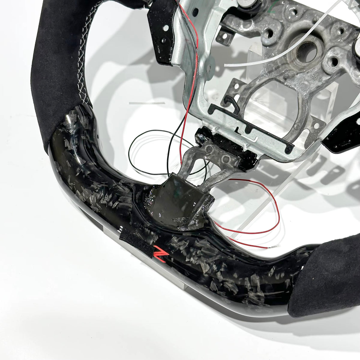 Volante Nissan 370Z/Juke Fibra forjada/LEDs/Alcantara Italiana