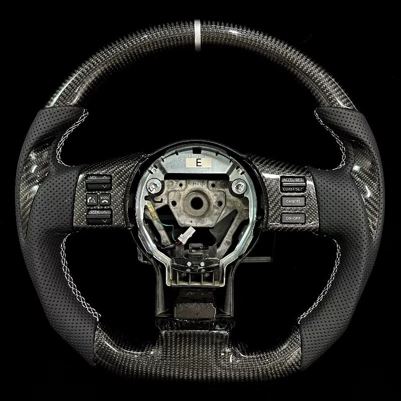 Volante Nissan 350X/Infiniti G35 Fibra de carbono/Cuero Perforado