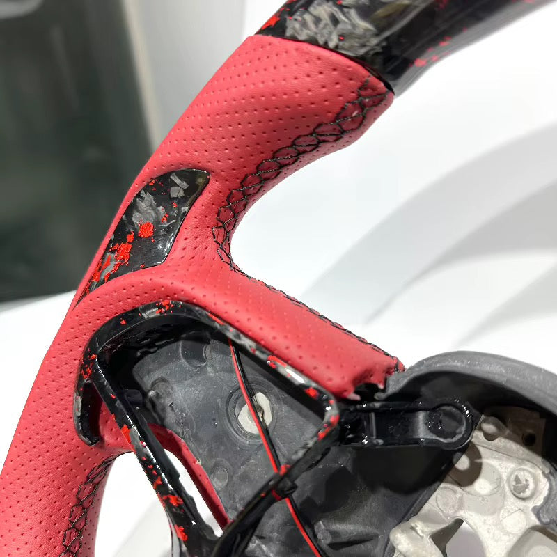 Volante RT/SRT 2014+ Fibra de carbono forjada/LED/Cuero perforado rojo