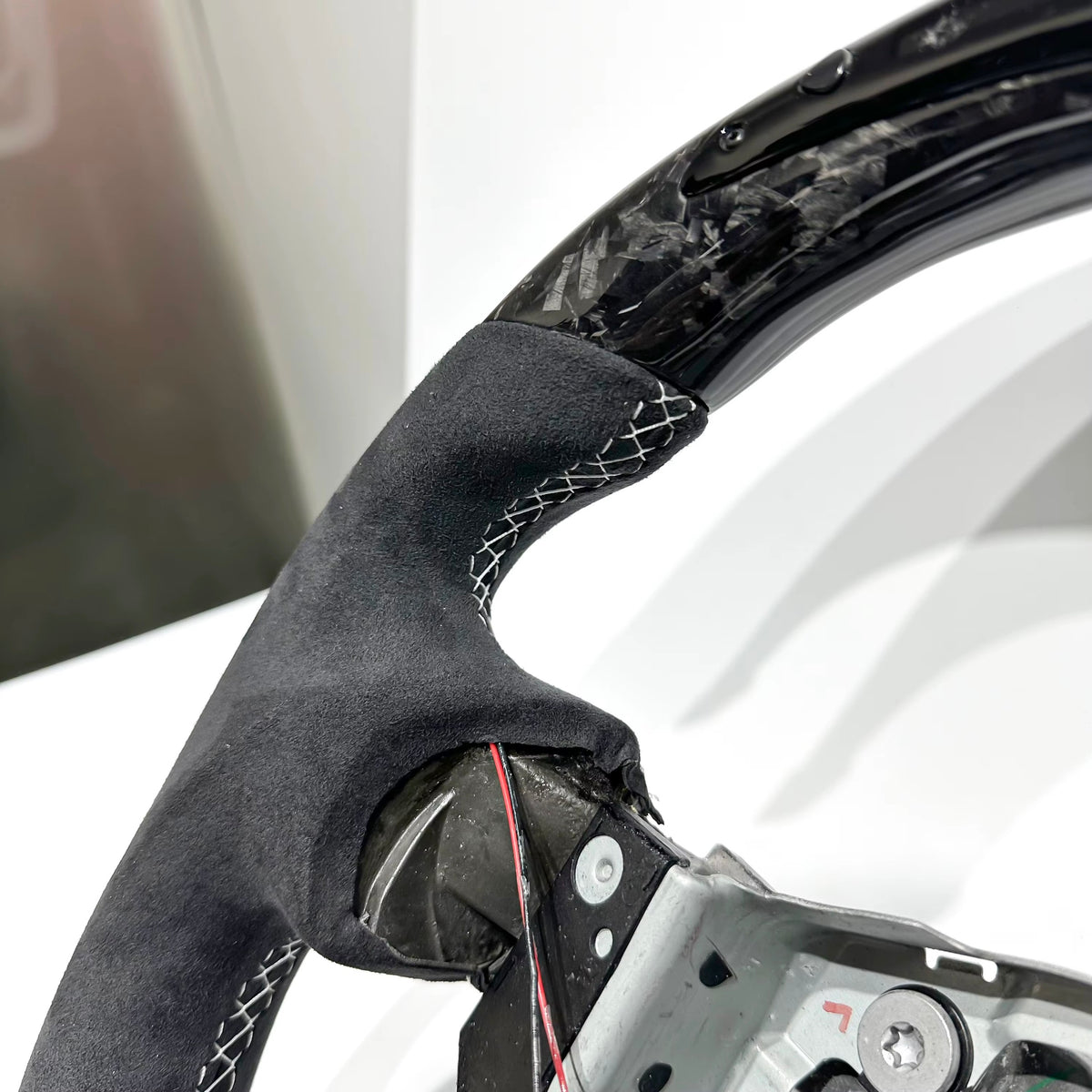 Volante Nissan 370Z/Juke Fibra forjada/LEDs/Alcantara Italiana