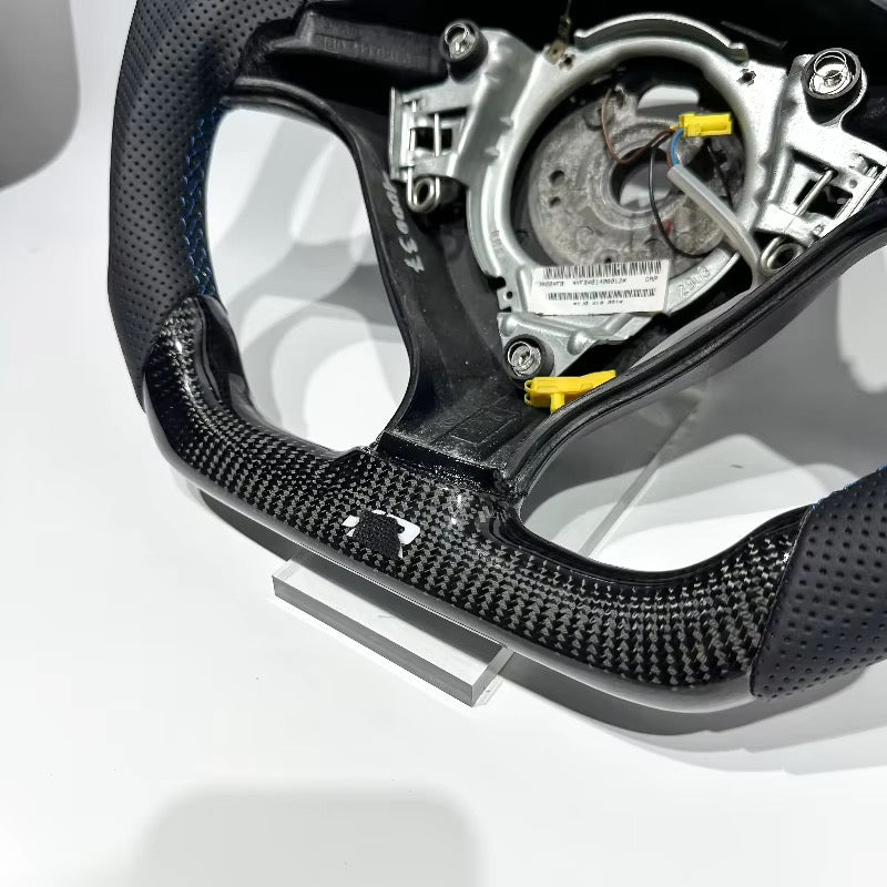 Volante Golf MK4 Fibra de Carbono/Cuero Perforado