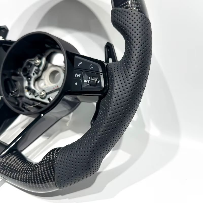 Volante Audi 2017+ Fibra de Carbono/Cuero Perforado