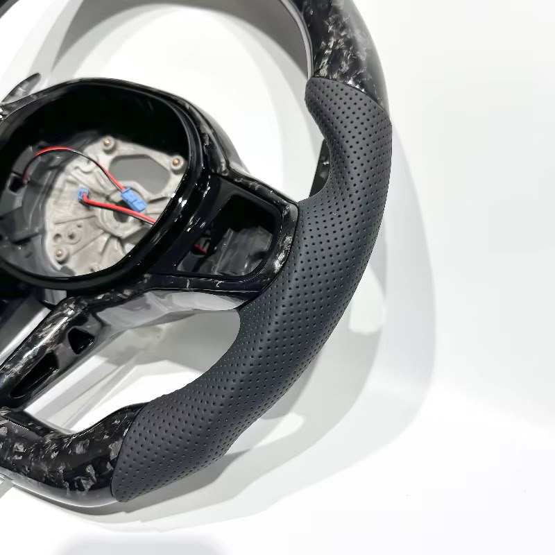 Volante BMW G3X/G8X LCI Fibra Forjada/Cuero perforado