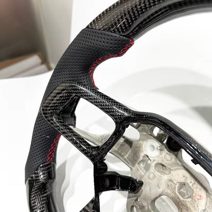 Volante Mustang S650 2024+ Fibra de carbono/Cuero perforado