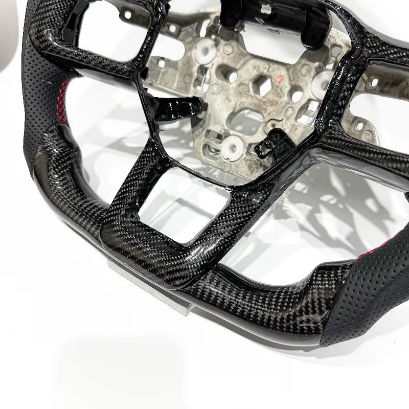 Volante Mustang S650 2024+ Fibra de carbono/Cuero perforado
