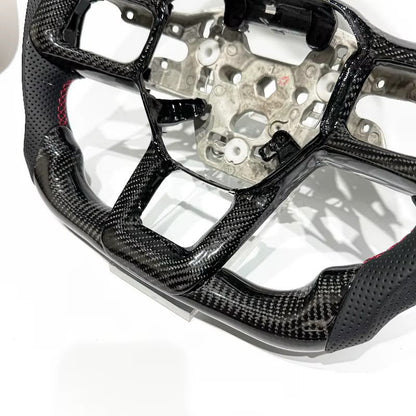 Volante Mustang S650 2024+ Fibra de carbono/Cuero perforado