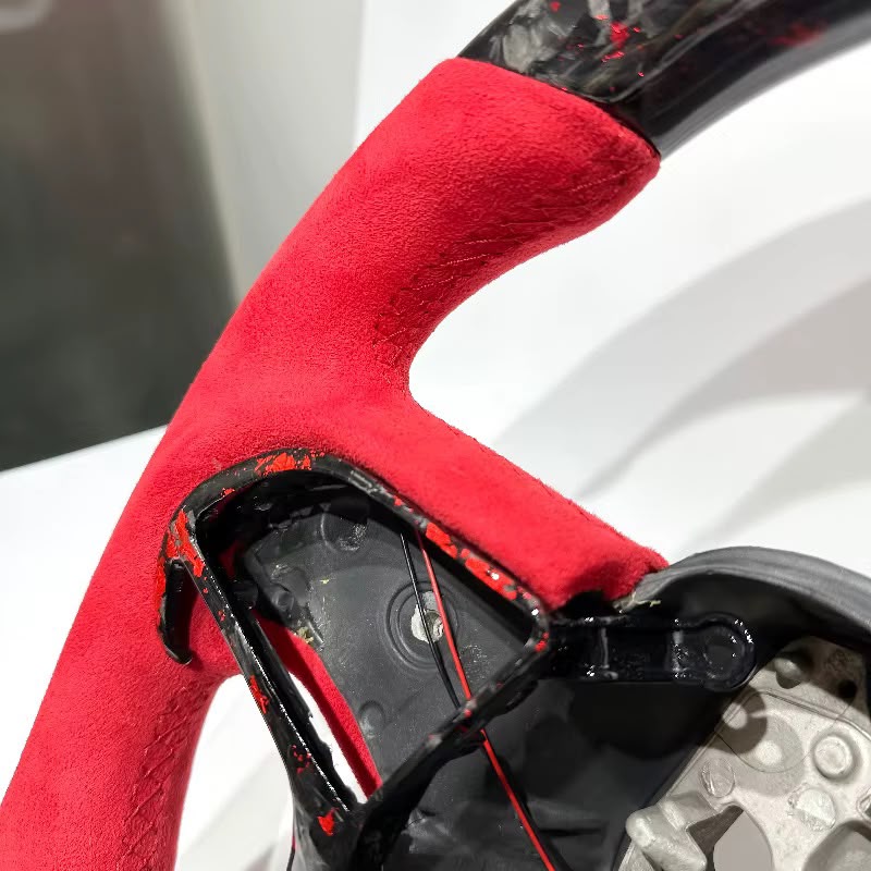 Volante RT/SRT 2014+ Fibra de carbono forjada/LED/Alcántara italiana roja