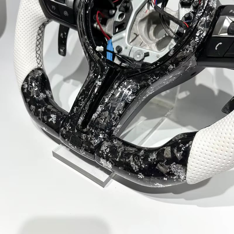 Detalle del patrón irregular de la fibra de carbono forjada
